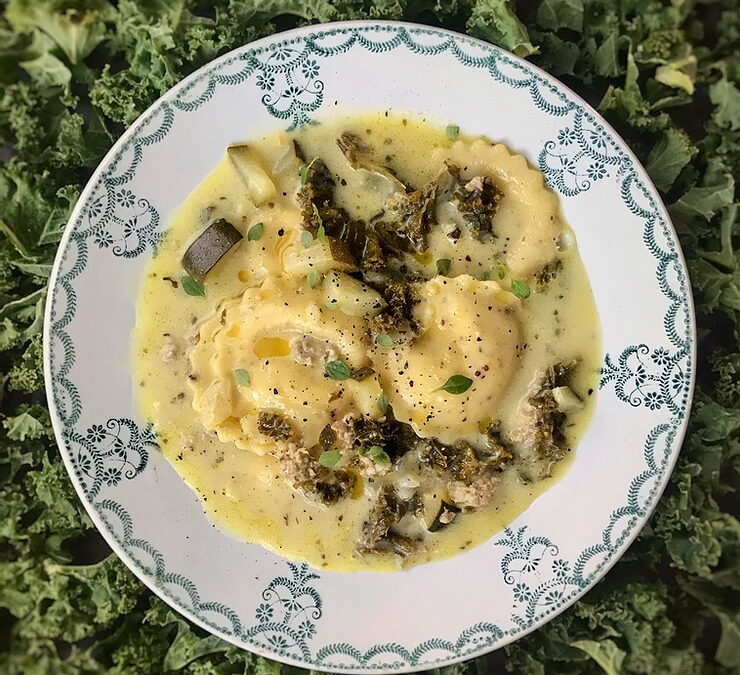 Soupe aux chou frisé, saucisses et raviolis 🥬 🥬 🥬