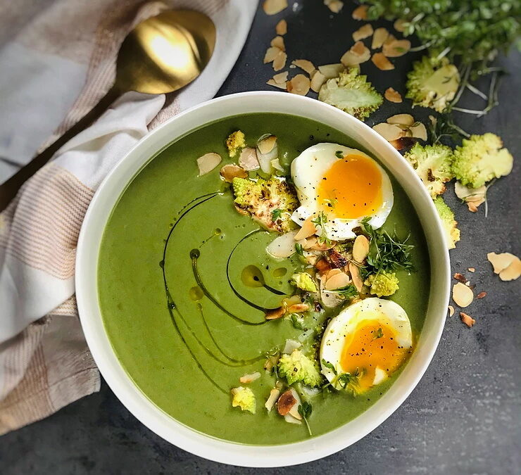 Velouté au chou romanesco, amandes grillées et œuf mollet 🍳 🥦 🥚